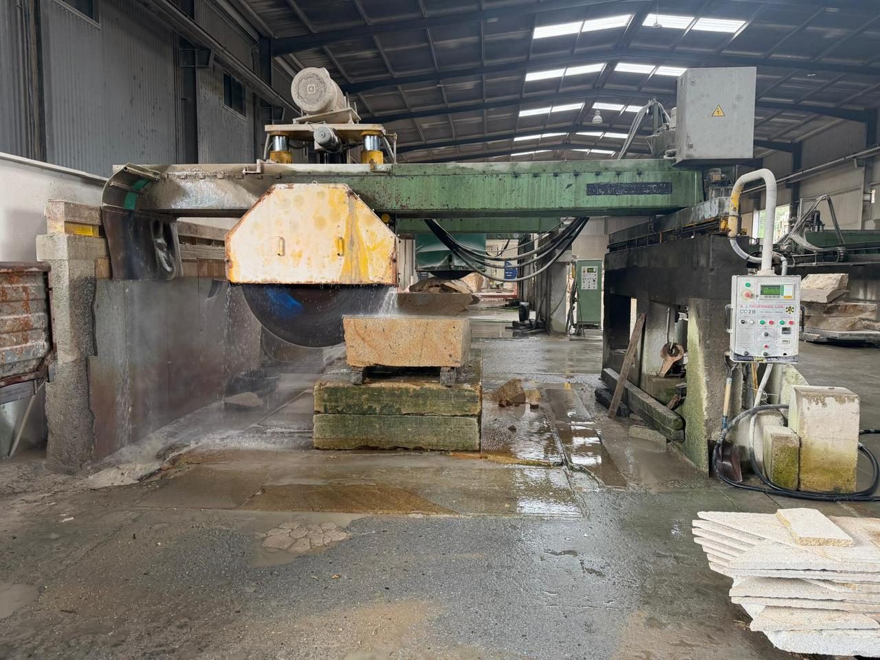 Bridge saw cutting a stone block in the Hassna workshop